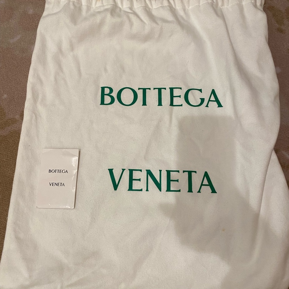 BOTTEGA VENETA 
Smooth Butter Calf The Pouch Oversized Clutch Lavender - Picture 4 of 4